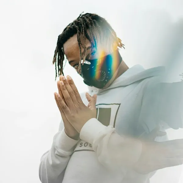 Illustrative portrait in front of a plain background